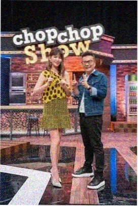 社区共看活动海报,长桌上的投影与零食